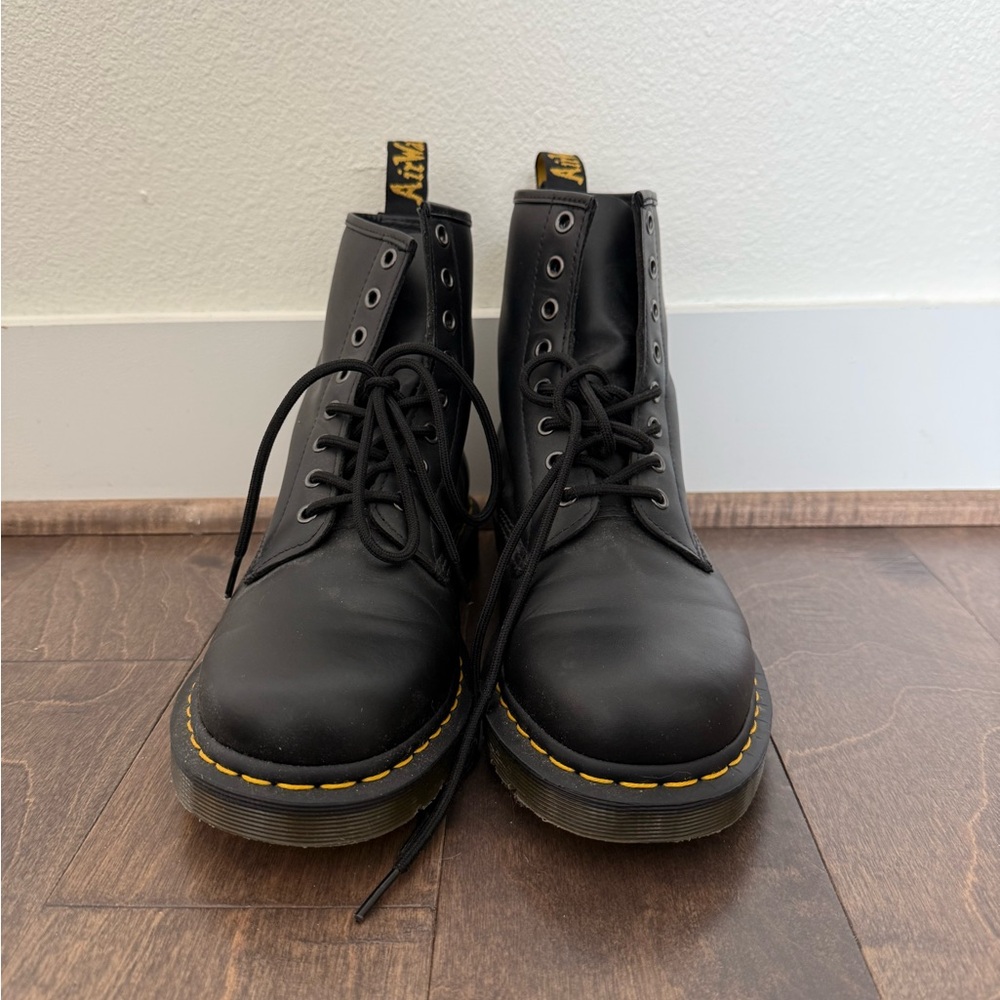 Dr. Martens unisex 1460 lace up boots